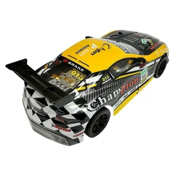 Gumowe opony auta zdalnie sterowanego zapewniające przyczepność