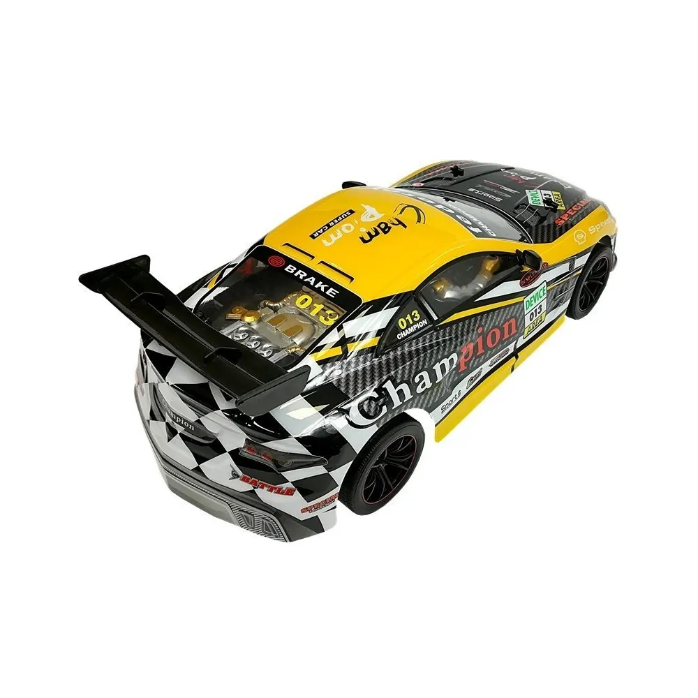 Gumowe opony auta zdalnie sterowanego zapewniające przyczepność