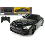 Czarne BMW Z4 Roadster Rastar 1:24 z pilotem w widoku z przodu
