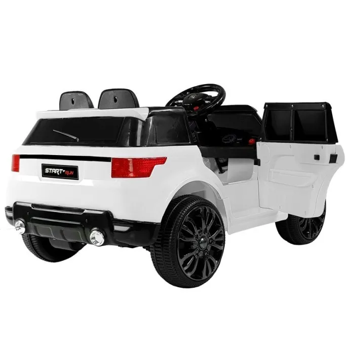 Dziecko prowadzi białe auto na akumulator HL1638 w ogrodzie