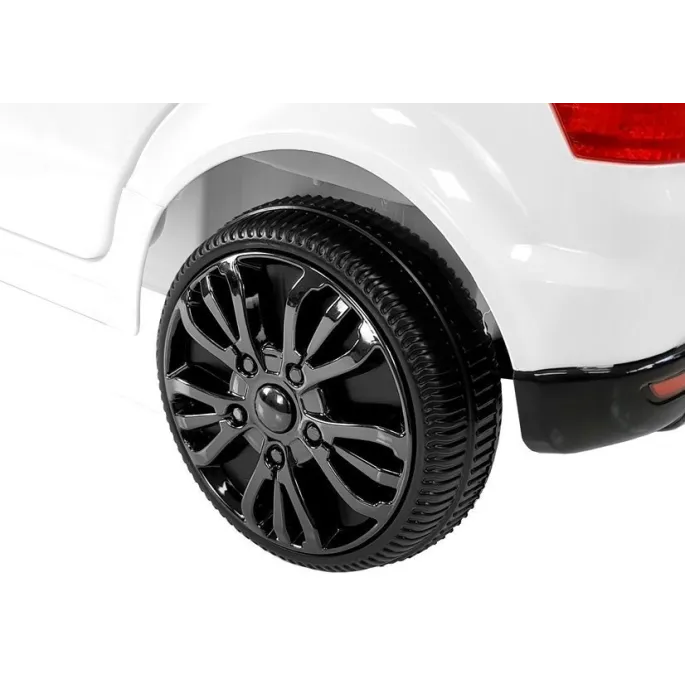 Detal kółka w białym samochodzie akumulatorowym dla dzieci