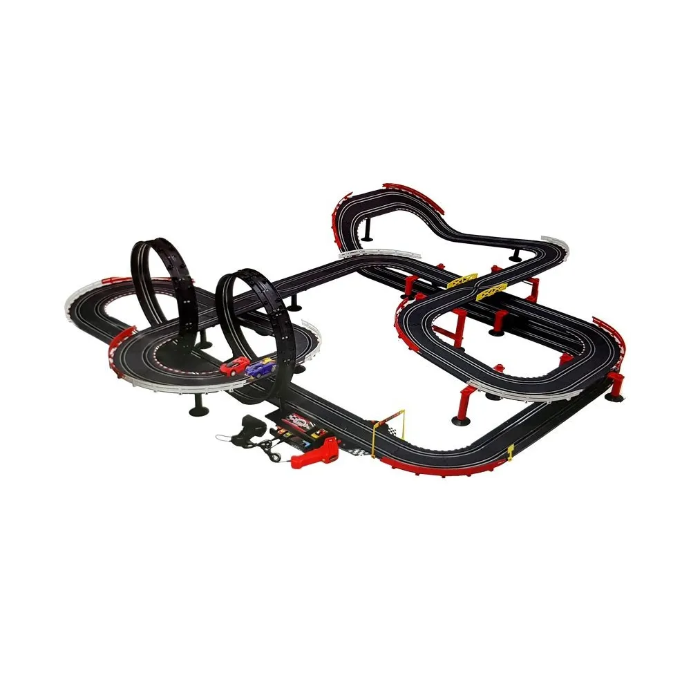 Zbliżenie na kontrolery prędkości dołączone do toru wyścigowego dla dzieci