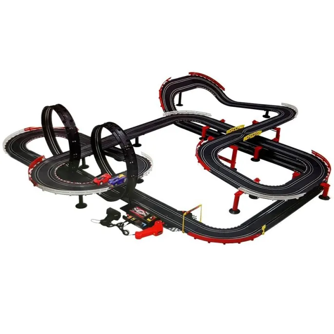 Zbliżenie na kontrolery prędkości dołączone do toru wyścigowego dla dzieci