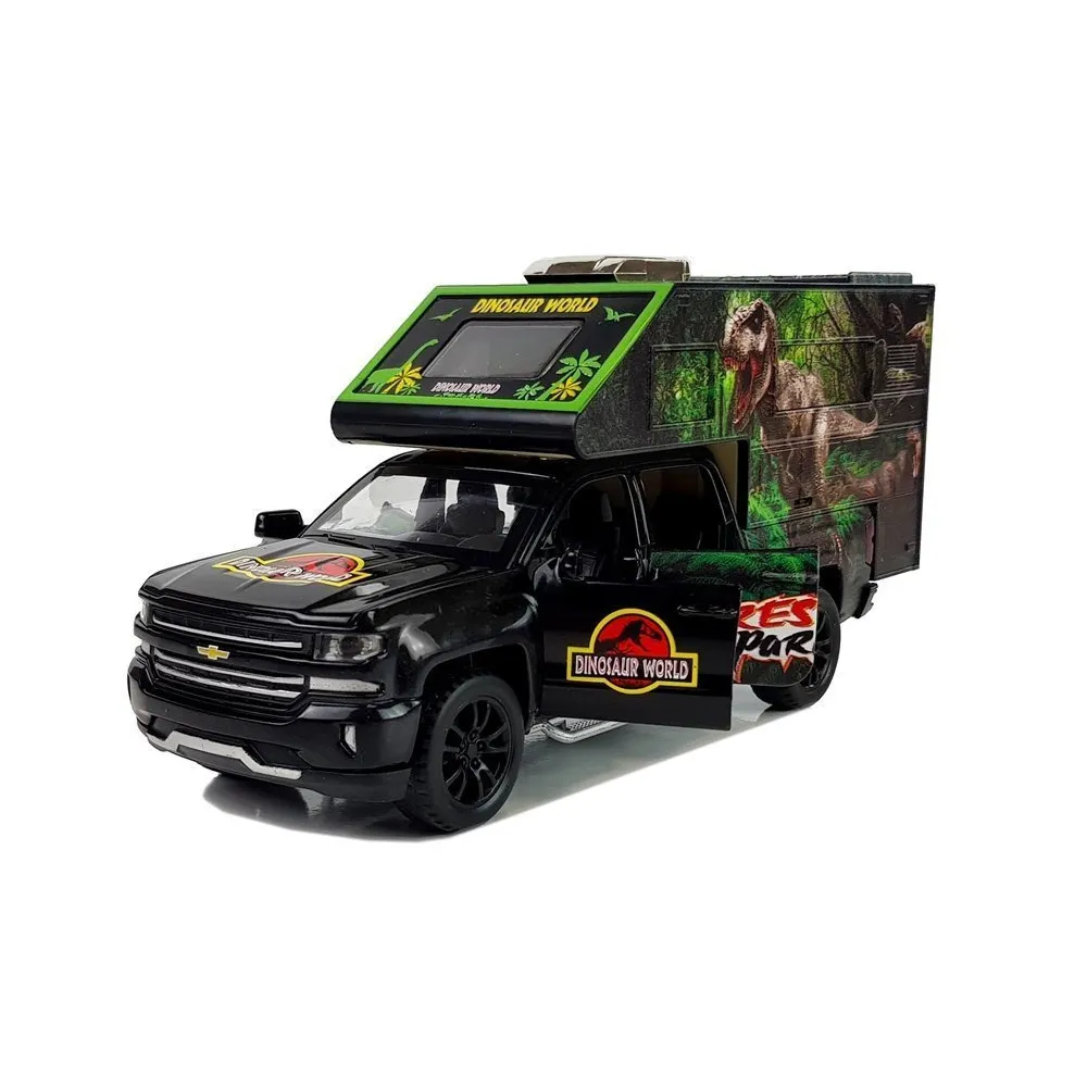 Detal wnętrza campera z miejscem do spania i kuchnią, widok z boku