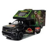 Detal wnętrza campera z miejscem do spania i kuchnią, widok z boku