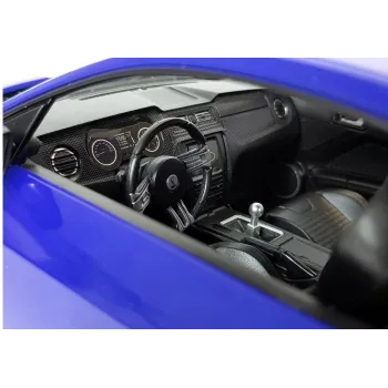 Niebieski Ford Shelby R/C na pilota podczas jazdy