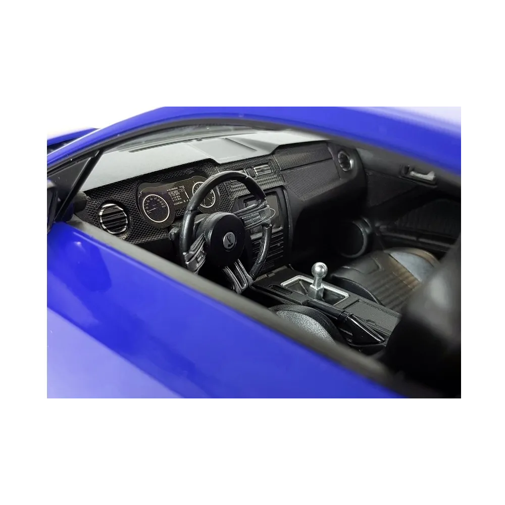 Niebieski Ford Shelby R/C na pilota podczas jazdy