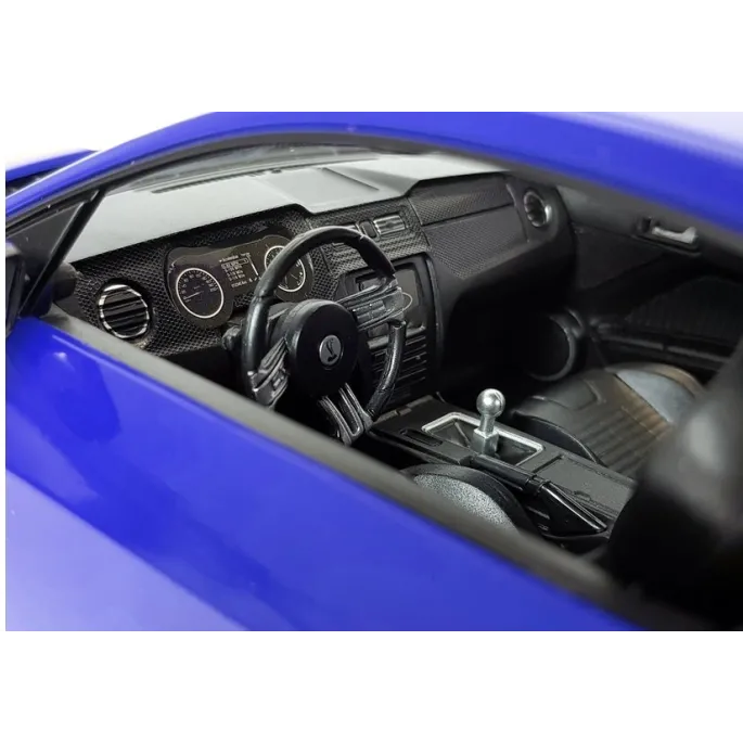 Niebieski Ford Shelby R/C na pilota podczas jazdy