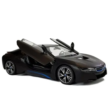 Zdalnie sterowany BMW i8 Rastar z pilotem w zestawie na białym tle