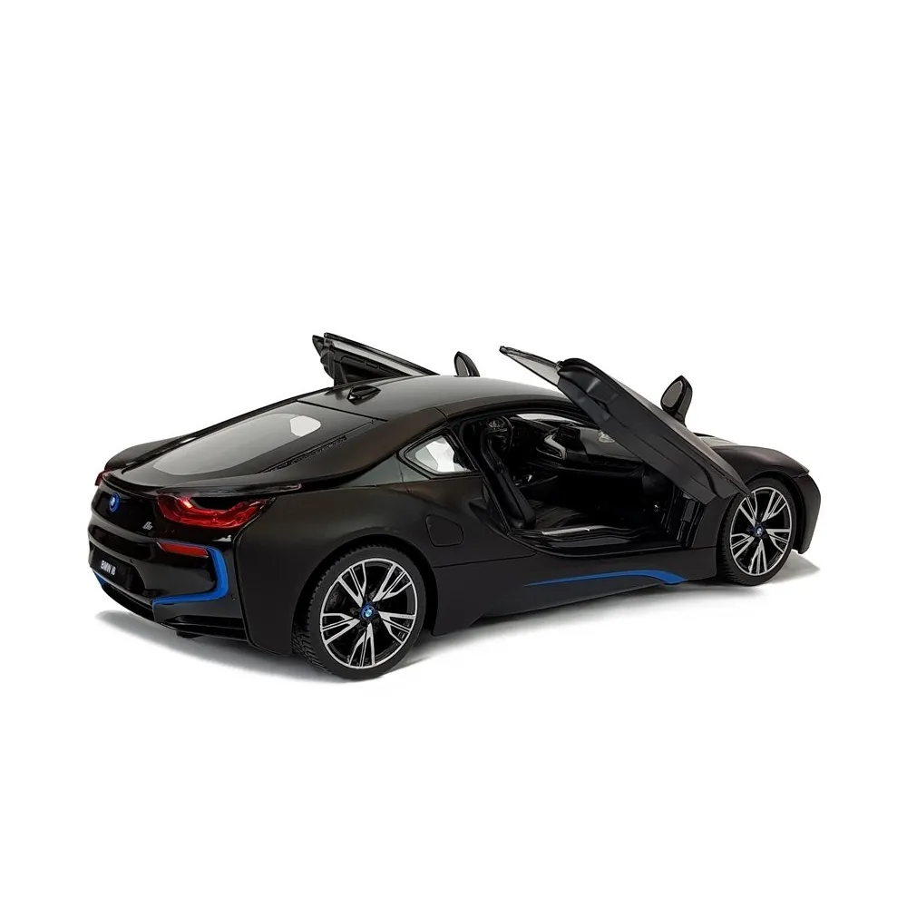 BMW i8 z gumowymi oponami i realistycznymi detalami nadwozia