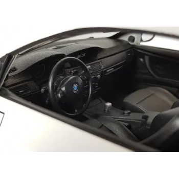 Przód zdalnie sterowanego BMW M3 z zapalonymi światłami przednimi