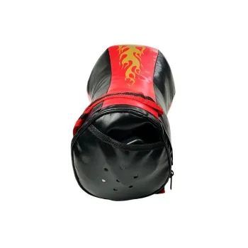 Rękawice bokserskie dla dzieci na tle czarno-czerwonego worka