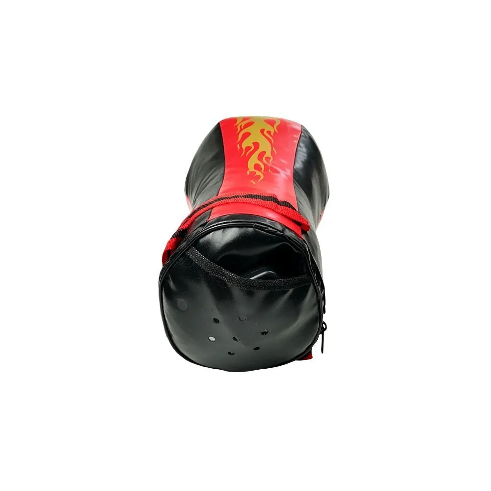 Rękawice bokserskie dla dzieci na tle czarno-czerwonego worka