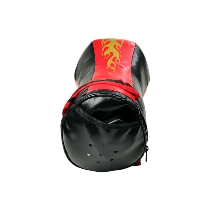 Rękawice bokserskie dla dzieci na tle czarno-czerwonego worka