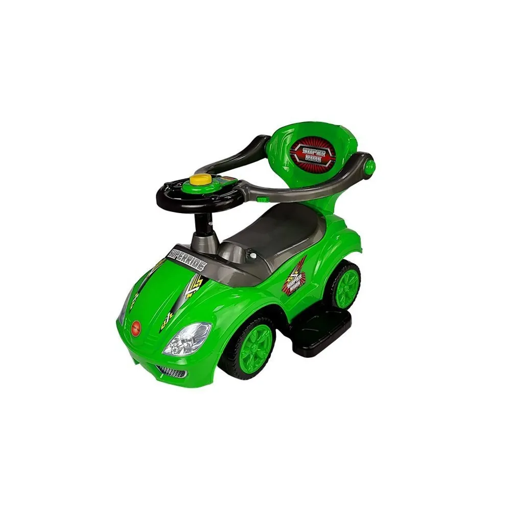 dziewczynka bawiąca się jeździkiem mega car zielonym w domu