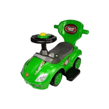 dziecko jadące mega car 3w1 zielonym po tarasie na świeżym powietrzu
