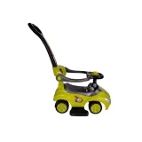 Widok żółtego autka na kółkach z rączką do pchania