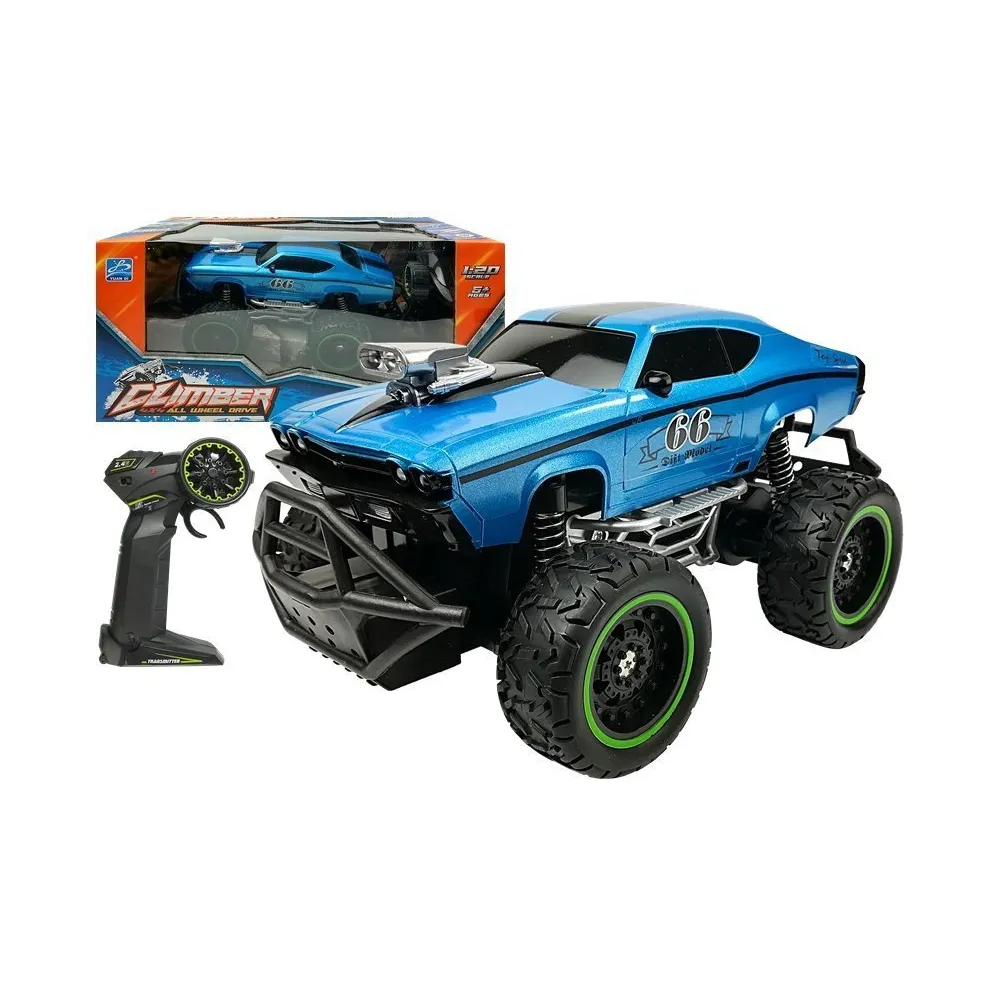 Niebieskie auto zdalnie sterowane RC z wysokimi kołami na białym tle