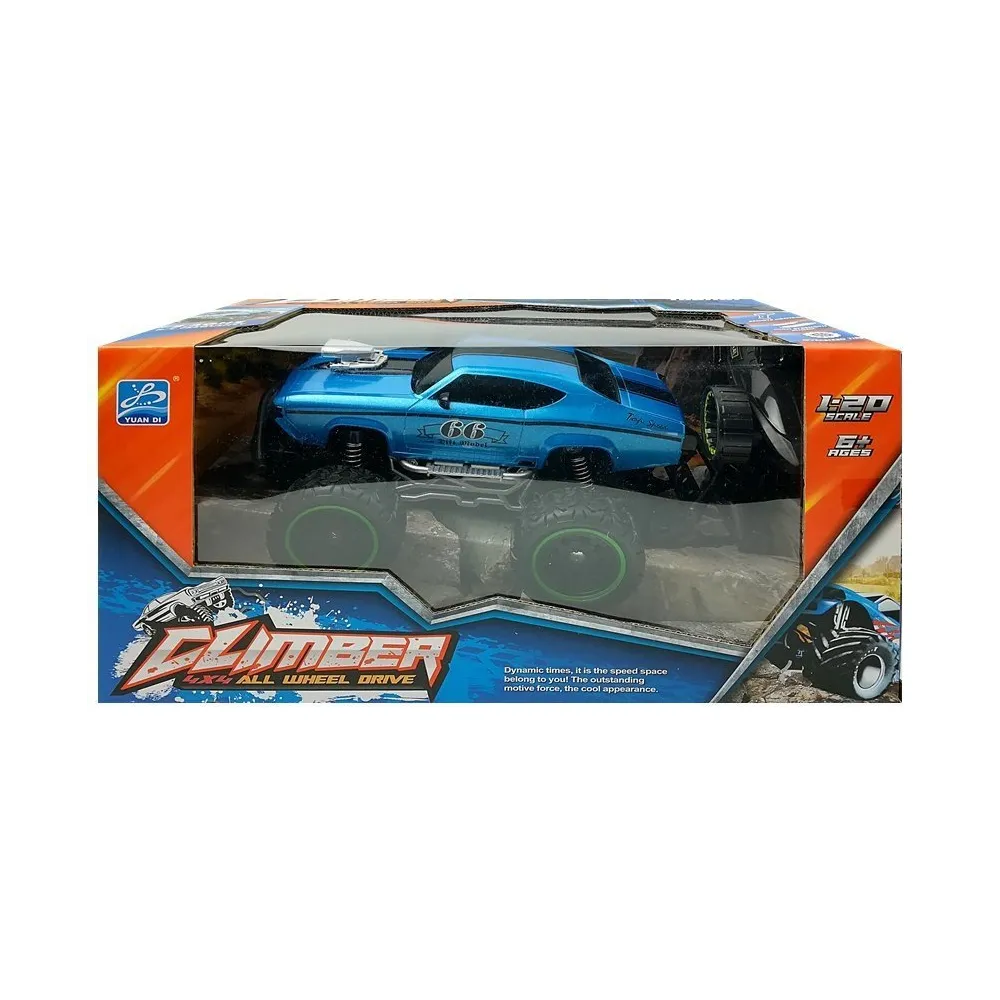 Zabawka samochód RC z niebieską karoserią i wysokimi kołami na trawie