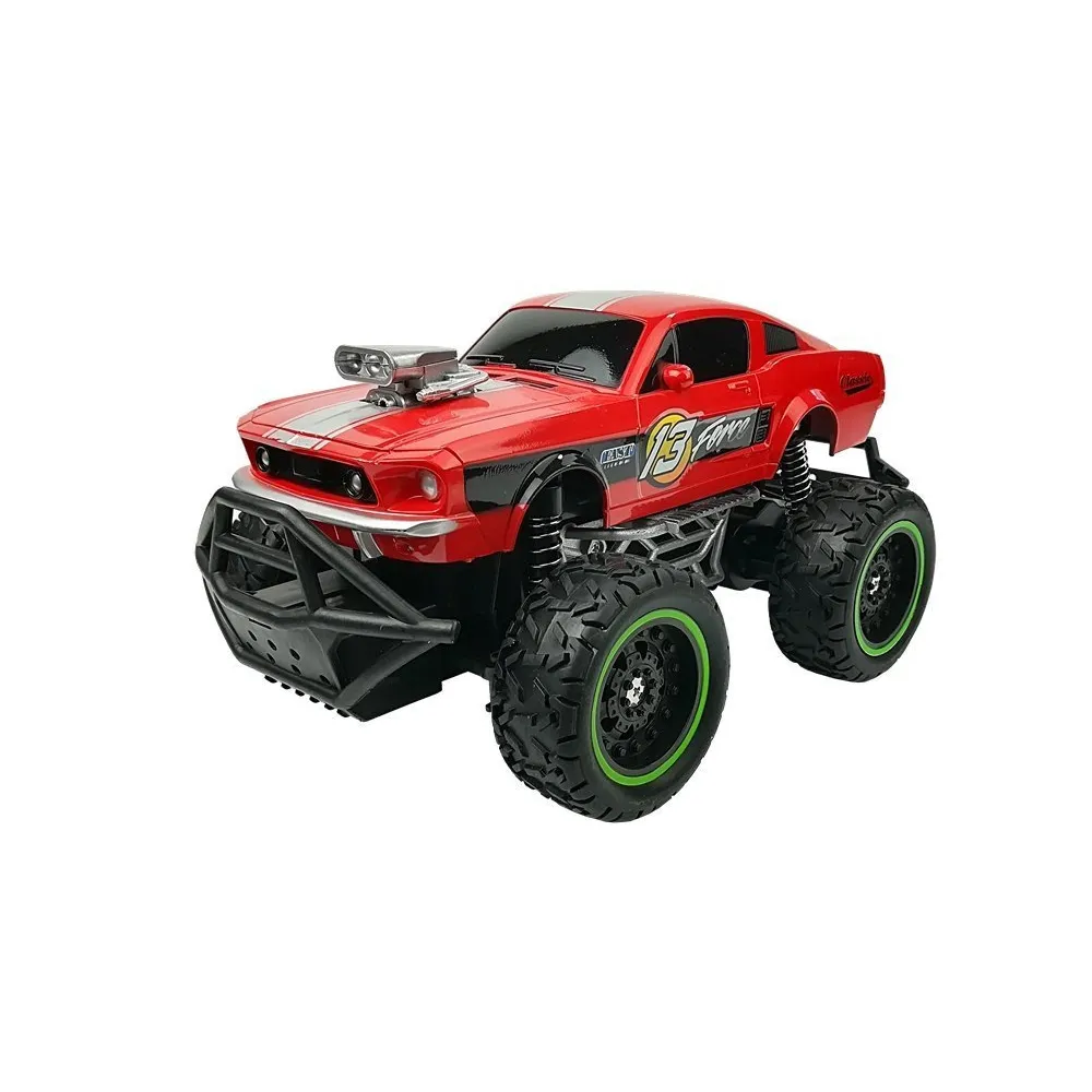 Zbliżenie na gumowe wysokie koła samochodu terenowego R/C