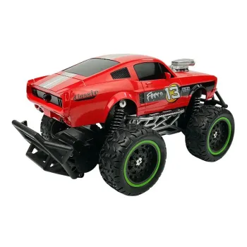 Auto R/C w dynamicznej jeździe po żwirowym podłożu