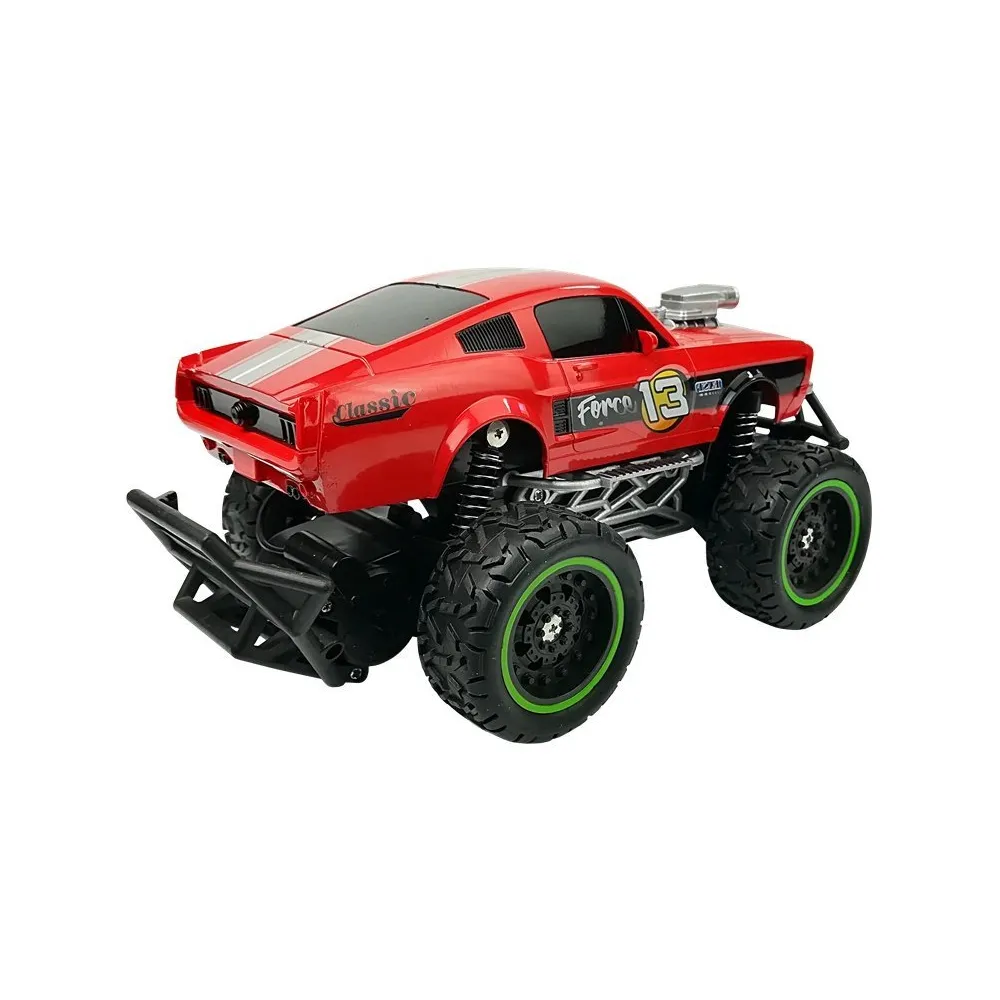 Auto R/C w dynamicznej jeździe po żwirowym podłożu