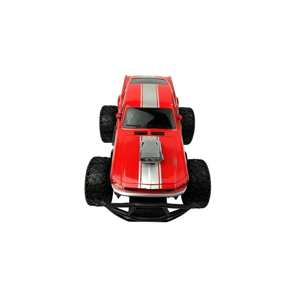 Zestaw: auto R/C i kontroler 2.4 GHz na tle białym