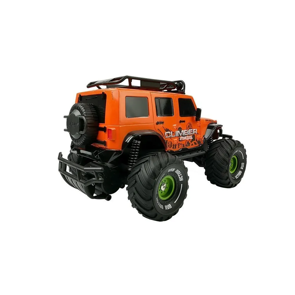 Zdalnie sterowane auto jeep na leśnej ściółce, widok z boku