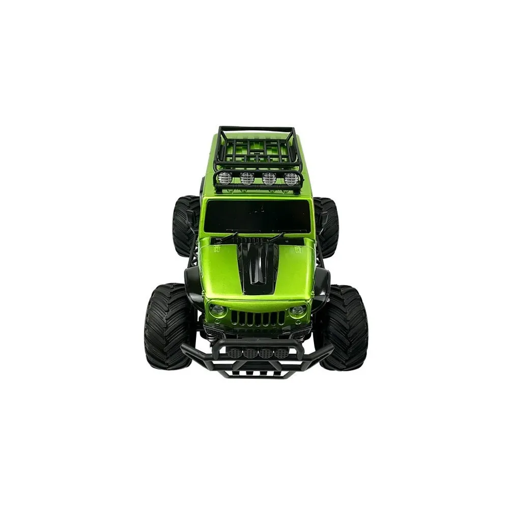 Auto zdalnie sterowane jeep podczas jazdy po trawie