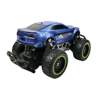 Zbliżenie na miękkie koła niebieskiego samochodu zdalnie sterowanego