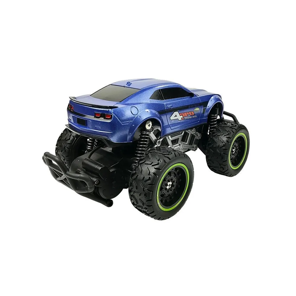 Zbliżenie na miękkie koła niebieskiego samochodu zdalnie sterowanego