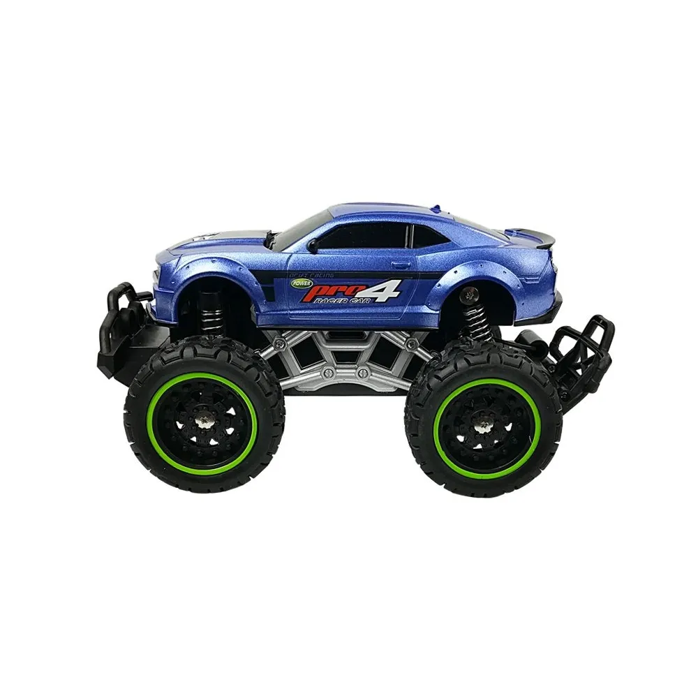 Auto zdalnie sterowane RC z pilotem na tle leśnej ściółki