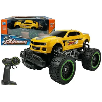 Żółte auto zdalnie sterowane terenowe z wysokimi kołami na trawie