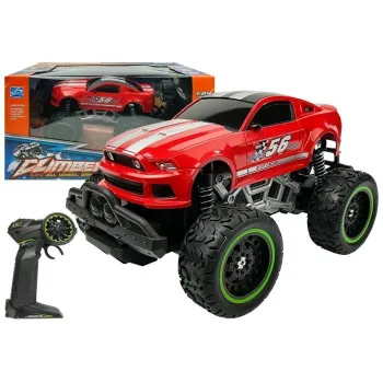 Czerwone auto zdalnie sterowane R/C z wysokimi gumowymi kołami w terenie