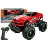 Czerwone auto zdalnie sterowane R/C z wysokimi gumowymi kołami w terenie