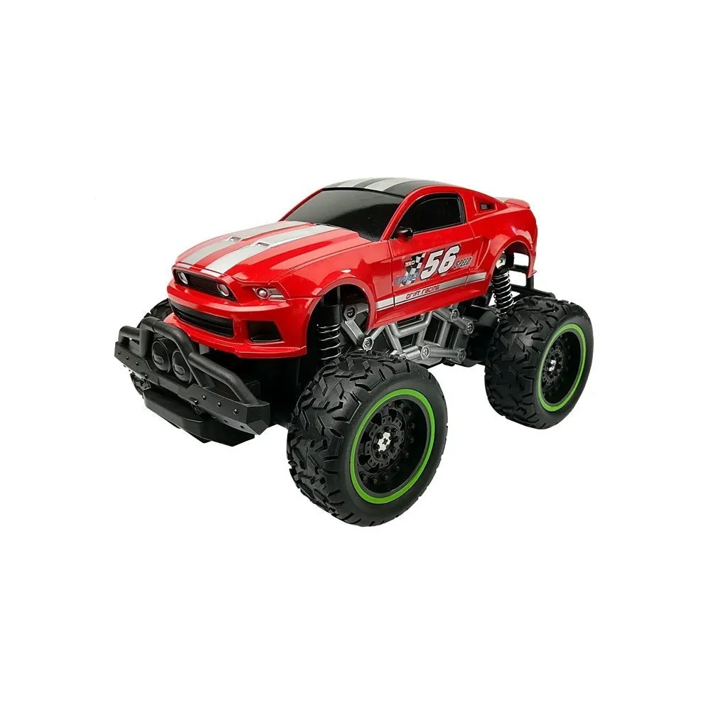 Model terenowy samochodu zabawkowego RC podczas jazdy na zewnątrz