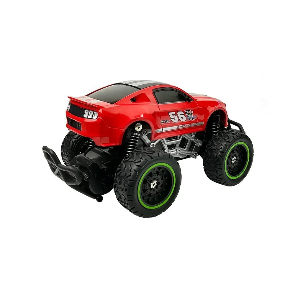 Zbliżenie na duże, miękkie koła gumowe w zdalnie sterowanym aucie