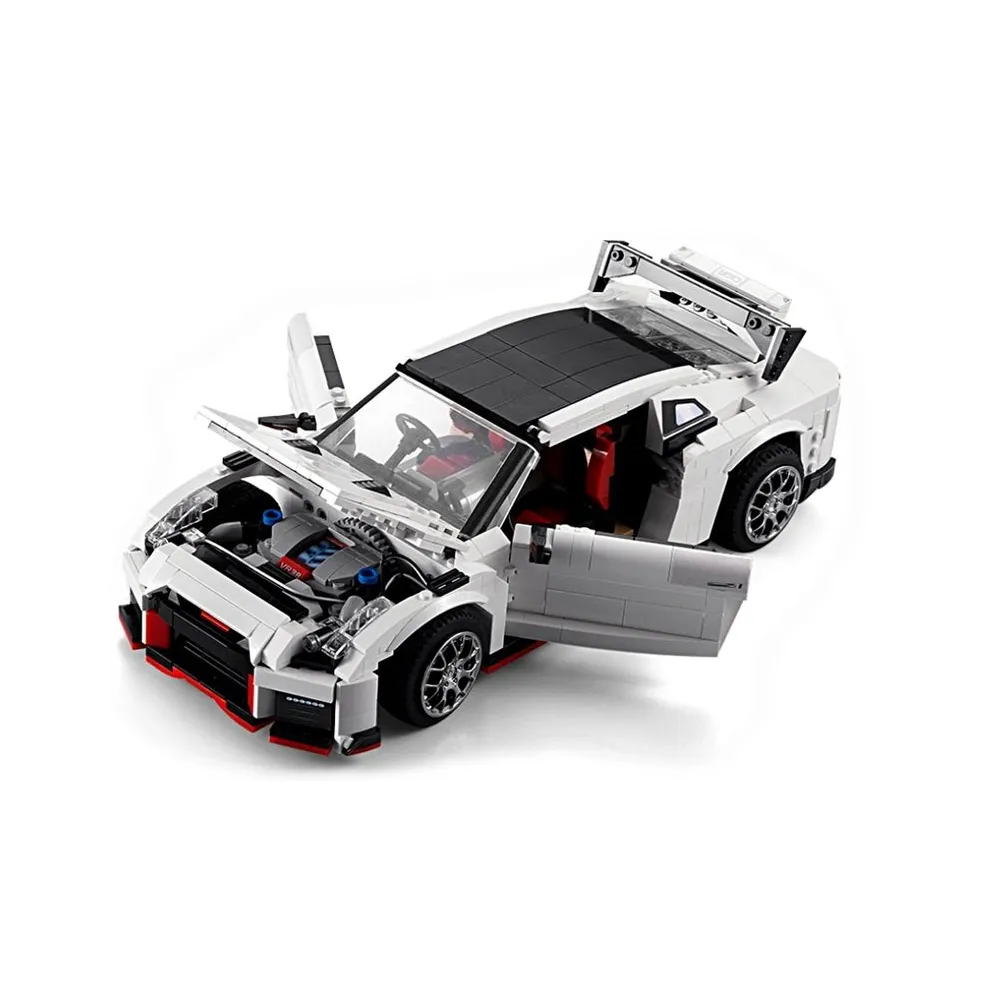 Elementy klocków konstrukcyjnych przeznaczone do budowy sportowego auta