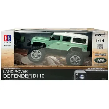 Zielony Land Rover Defender D110 RC podczas zabawy na świeżym powietrzu