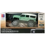 Zielony Land Rover Defender D110 RC podczas zabawy na świeżym powietrzu