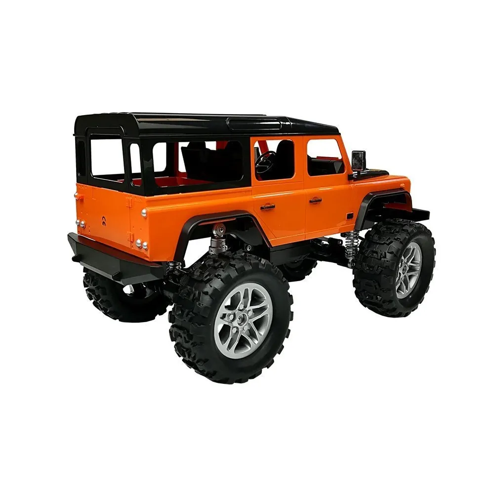 Gumowe, profilowane koła Land Rover Defender RC pokazane na zbliżeniu