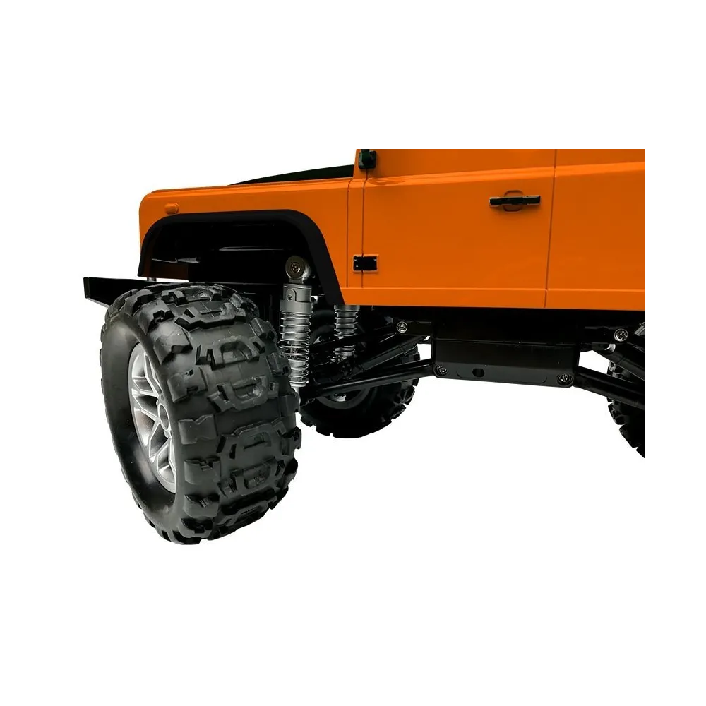 Otwartą przednią klapę Defendera RC, pokazująca miejsce na akumulator