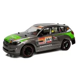 Zbliżenie na detale sportowego samochodu RC w szarej kolorystyce