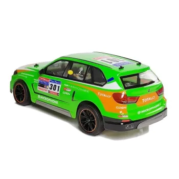 Zbliżenie na sportowy przód samochodu zdalnie sterowanego