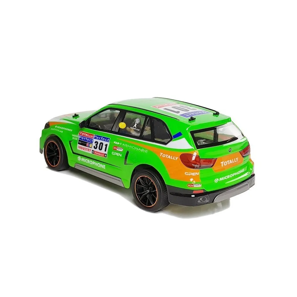 Zbliżenie na sportowy przód samochodu zdalnie sterowanego