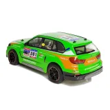 Zbliżenie na sportowy przód samochodu zdalnie sterowanego