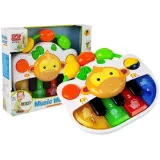 Kolorowe pianinko z małpką dla niemowlaka na białym tle