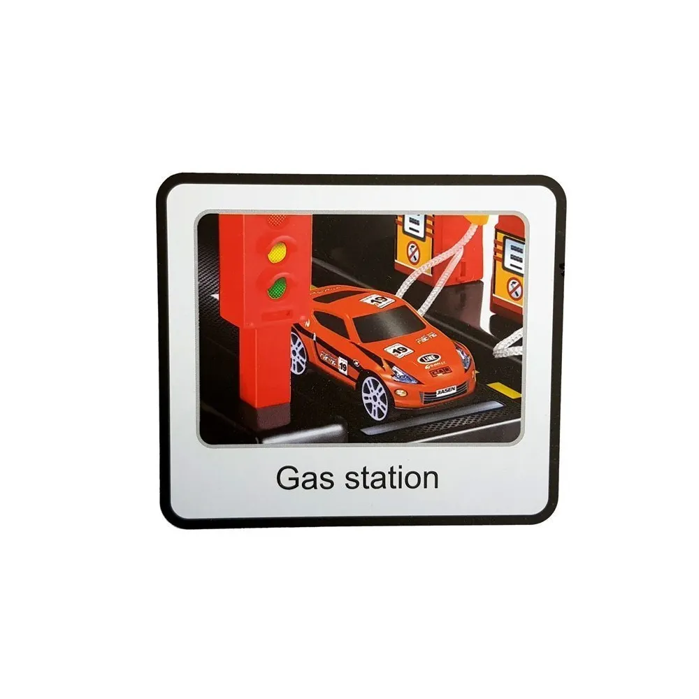 Dziecko bawiące się garażem parkingowym z windą i światłami