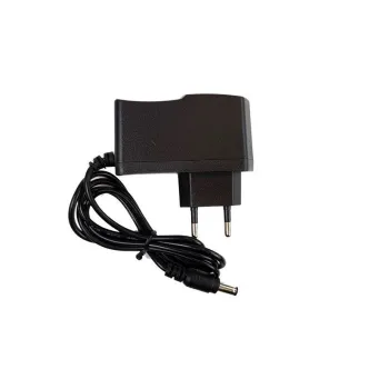 Czerwony i niebieski samochodzik wyścigowy na trasie toru