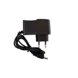 Czerwony i niebieski samochodzik wyścigowy na trasie toru